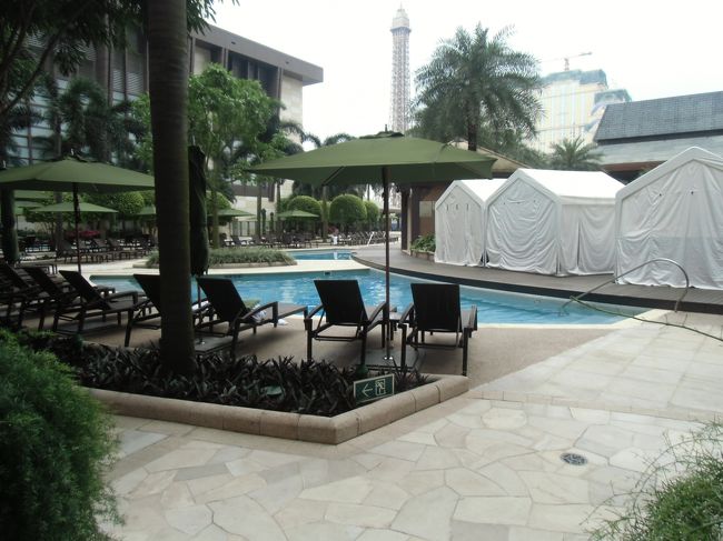 ちょっとプールも覗いてみた