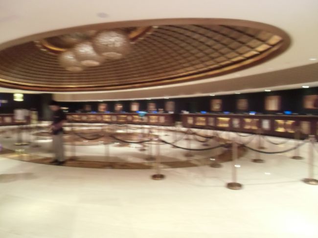 チェックアウト。<br /><br />カウンターの数が半端ない