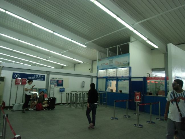 しかし、座って待つところがない。<br /><br />大陸からの団体は外で延々待っていた