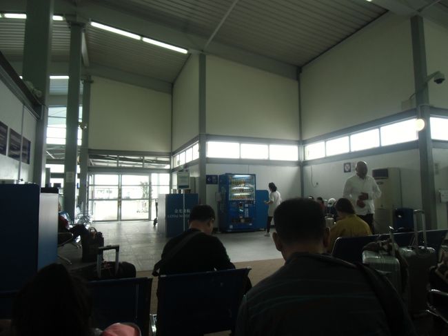 しかし、中に入ってからもまた待つ。<br /><br />でも座るところがあるだけましかな