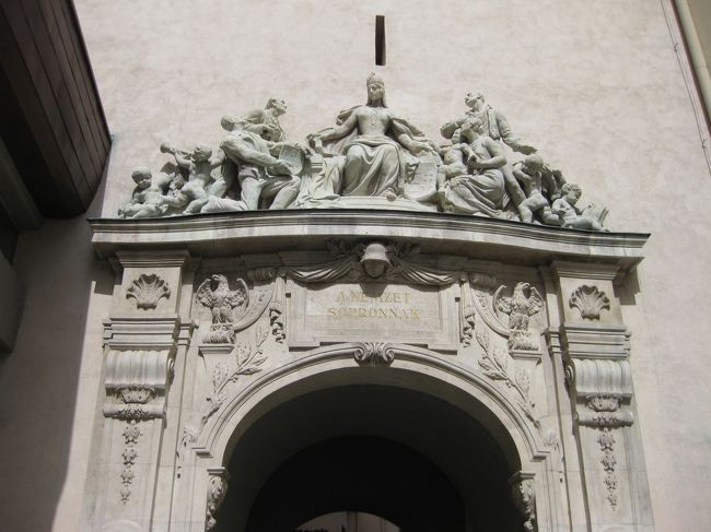 火の見塔の下の門、「忠誠の門」のレリーフ。