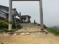 頂上には神社があります。
写真では穏やかですが、実はリフトで登ってきたところからずっと強風で、立っていられない程の横風が吹いていました。

写真も撮ったけど、もう髪ボサボサだしあおられるし、何がなんだかわからず撮った感じ。
でも、他人の写真撮影の風景は台風中継をしているみたいで、見ててちょっと面白かったです（笑）。