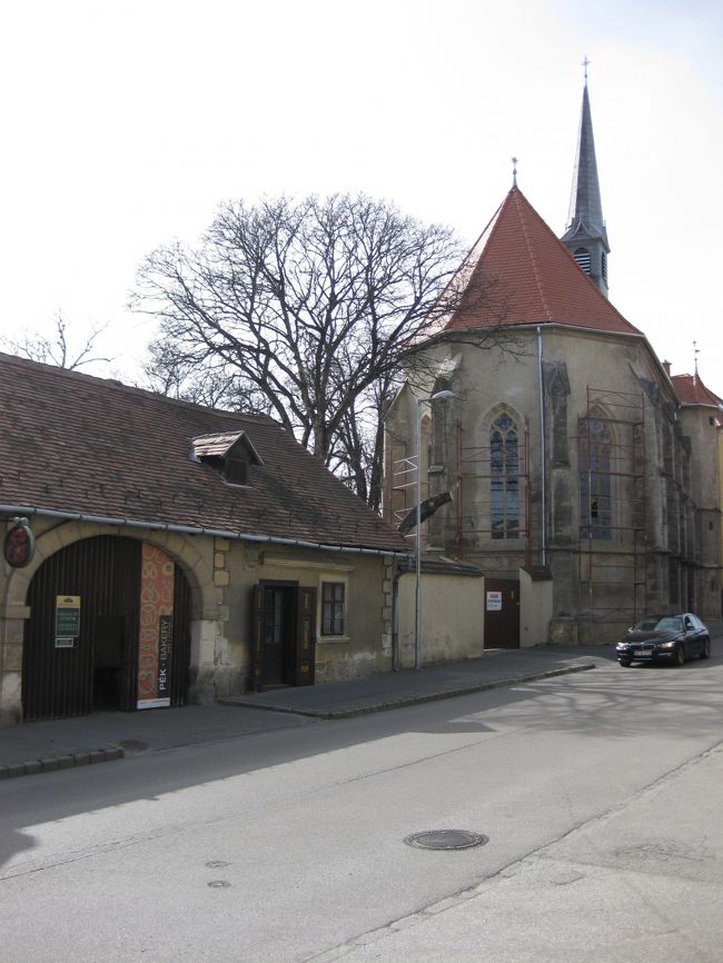 聖ヨハネ教会。<br /><br />その左はパン博物館。<br />ちょっと覗いてみたらおばちゃんが一人暇そうに座っていた。