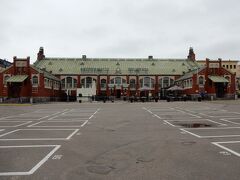 この日は、最初に西ターミナル（タリンに向かう船が出航する港）付近にある、ヘルシンキを代表するIT量販店から旅を開始します。

６号線のトラムに乗ってすぐ、「ヒエタラフティ屋内マーケット」があり、立ち寄ってみました。

朝なので、多くのお店は開いていませんでしたが。