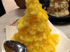 オーチャードに移動して、IONの地下のフードコートのMei Heong Yuen Dessert 味香园甜品で、マンゴーかき氷を食べる。
美味しい。