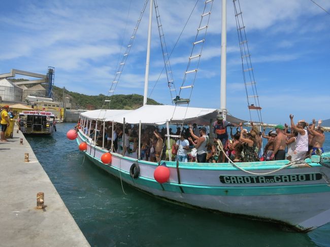 観光船です。料金は一人当たり、５０〜６０レアル(１５００円〜１９００円)です。<br />この他に乗船前に、市が徴税している乗船税５レアル（１５０円）を支払う必要があります。この税金には、海軍の入島料が含まれているそうです。<br /><br />客のノリが良いと、写真の船のように大騒ぎになることも・・・。<br />