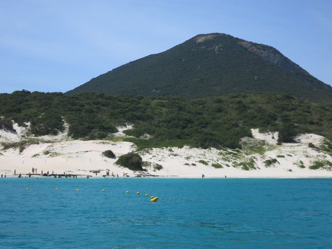 ビーチへはゴムボートに乗り換えて、上陸することになります。