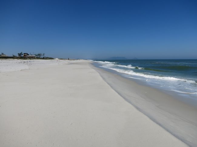 アライバル・ド・カーボから海岸沿いの道を、リオ市方面に走っていくと、白い砂浜が延々と続いているのに気付きます。