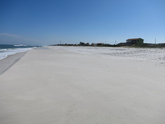 人は殆ど見掛けません。この白い砂浜はどこまで続いているんでしょうか・・・？。<br /><br />以上でした、ちゃんちゃん。