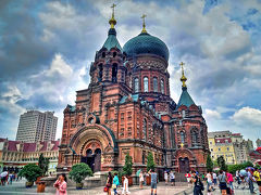 ロシア正教の教会「聖ソフィア大聖堂」。

1907年3月に帝政ロシアの兵士の軍用教会として創建され、拡張工事が行われて1932年(昭和7年)に高さ53mの現在の姿になったとのこと。

1932年といえば満州国が建国した年で、建国の1カ月ほど前に関東軍がハルビンを占領。