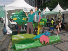 清渓広場では、何やらフードイベントが開催中。