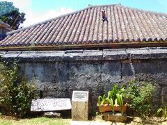 随分前にＮＨＫで放送されていたちゅらさんのロケ地のこはぐら荘です。
もともとどなたかの住居で、撮影中持ち主さんは他のところに住んでいたそうです。
今は持ち主さんが住んでいらっしゃるので写真いいのかな？と思いつつ取らせて頂きました。
