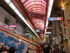大街道から銀天街を歩くと、松山市駅に行ける。ここも土曜夜市で大賑わい。ここから高島屋の屋上に行く。観覧車に乗るためだ。