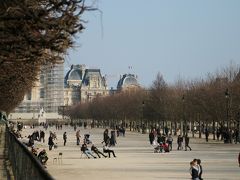 「チュイルリー公園」

パリ中心部にある広大な「チュイルリー公園」は
パリ最古の庭園でもあります。

1563年に当時の王母カトリーヌ ド メディシスが造り
約100年の時を費やして完成されたイタリア式庭園がスタート、、
その後、1664年ルイ14世の命を受け「ヴェルサイユ宮殿」庭園を手掛けた
ル ノートルが噴水や散歩道のある左右対称のフランス式庭園を作り上げました。

因みに「チュイルリー宮殿（17世紀〜19世紀）」は
パリ・コミューンの鎮圧の最中にコミューン側の兵士により放火され、焼失し、、

