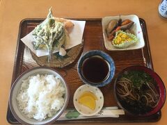 途中、睡魔と空腹に襲われ、道の駅で山里定食700円を食す。