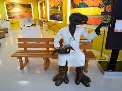 何も調べないままやって来ました小松空港！
ベンチに座る恐竜博士(って名札つけてたのでそう呼んでおきます)