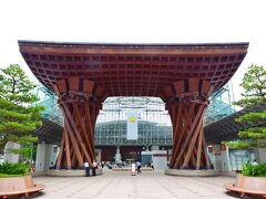 小松空港から小松駅までバスで移動して
小松駅からは電車で移動！
小松空港から金沢駅までのバスもあるんですけど
車酔いするのと、地元のローカル鉄道とか乗るの好きなので
あえて電車にしました！
北陸新幹線じゃなくて飛行機で来るあたりも私らしいかな〜と(？)
流行に逆らうの好き何ですよねヾ(ω` )/

有名なやつ、一応写真撮っておきました！