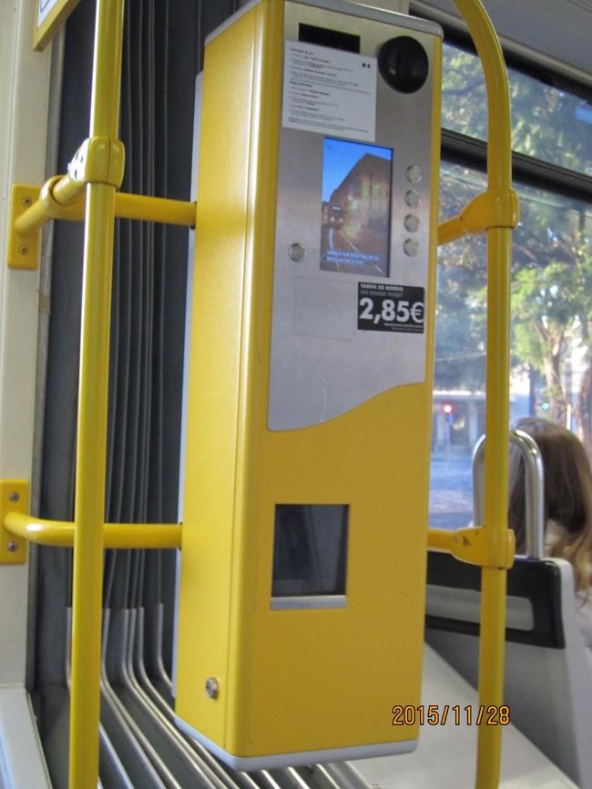 市電の中の、自動乗車券販売機。