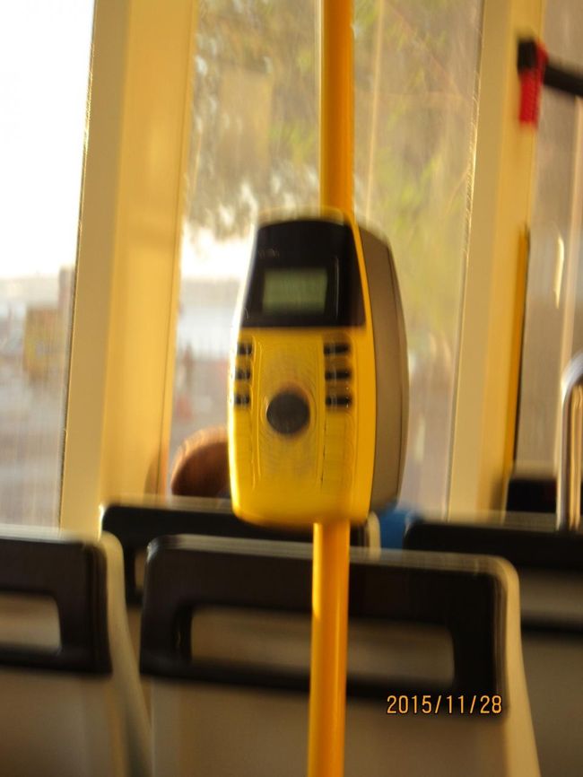 １日券など、乗車券を持っている場合は、乗車のたびに、この機械に。乗車券をかざします。