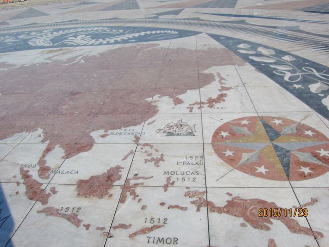 ”発見のモニュメント”の、広場地面に、世界地図があります。<br />日本もありました。<br />