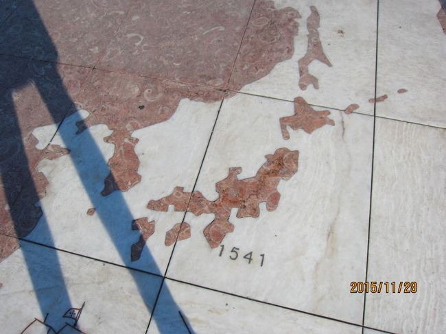”発見のモニュメント”の、広場地面に、世界地図があります。<br />日本もありました。<br />