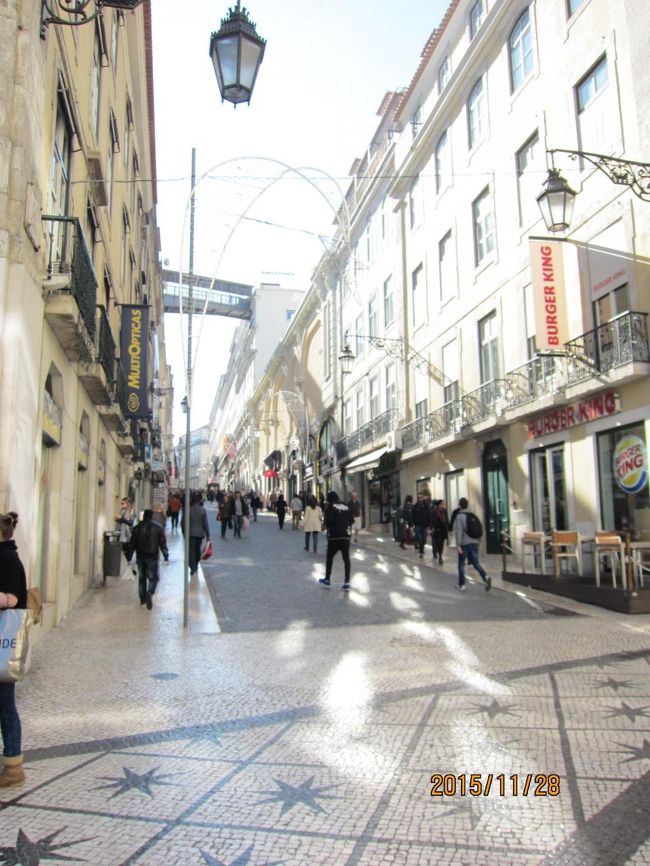 通りには、クリスマス飾りがちらほら見えます。