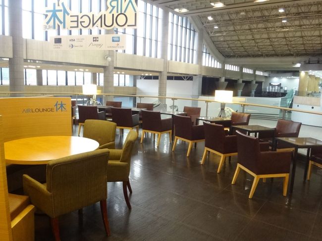 韓国・金浦国際空港 4F 『AIR LOUNGE 休（HUE）』<br /><br />プライオリティパスで入れるカード会社ラウンジ『エアラウンジ 休（HUE）』<br />のシーティングエリアの写真。<br /><br />3階の出国フロアを見下ろすことができ、とても開放的なラウンジです。