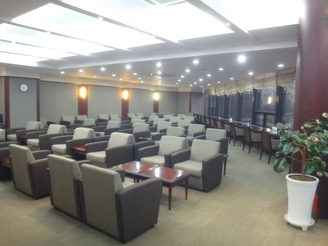 韓国・金浦国際空港 3F 『ASIANA Lounge』<br /><br />アシアナ航空の『アシアナラウンジ』の座席の写真。