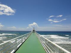 岬の先端にある海中展望塔に向かいます。塔へは橋を渡って行くのですが、まるで水平線に向かって大海原を歩いていくような感じで、思いがけず塔に入る前から壮大な風景を楽しむことができました。
