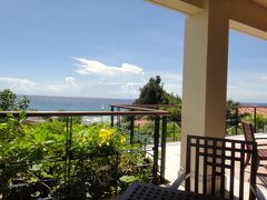 まだ昼食も食べられていなかったので、敷地内に食事ができるところがないか探していたところ、「カフェテラス」の小さな案内表示があったので、食事メニューがあることを祈りつつ、案内に沿って高台に登ってみると、沖縄サミットのために作られた施設「万国津梁館」の中に、予想以上に広くて小奇麗なカフェがありました。