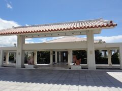 「万国津梁館」の建物です。サミットが行われたのは今年から２回りも前になりますが、今でも立派な外観を保っています。