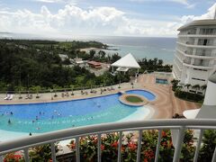 今回宿泊したホテルは、部瀬名岬のすぐ近くにある「かりゆしビーチリゾート」です。今回の旅で一番苦労したのはホテルの確保で、探し始めた時には、那覇から恩納村までの間で予算の範囲内の空室があったのはこのホテルだけでした。つまりそれだけこのホテルが巨大だということになりますが、当然宿泊客も大人数なので、チェックインをするだけでも行列に並ばなければならないような状態でした。