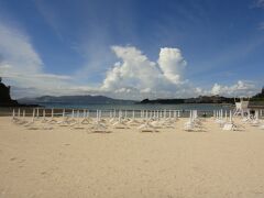 せっかくなので、ホテル前のビーチにも一応立ち寄ってみました。ホテルから１５分毎に出ているシャトルバスで２分ぐらいです。もう夕方近いこともあってか、人影はまばらでした。