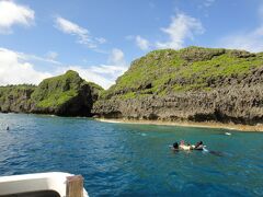 洞窟の入口付近に着いたところで海に入り、泳いで洞窟へと向かいます。周辺には、他のショップからのツアーの参加者も大勢集まっており、さらに、水中にもダイビングツアーの参加者が大勢潜っているのが見えます。