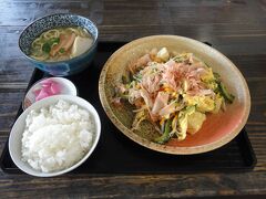 昼食は近くの道の駅「おんなの駅」で、沖縄料理の定番中の定番、ゴーヤーチャンプルーの定食です。暑さで食欲が無くなりそうなときでも、ゴーヤーのほどよい苦みがしっかり食欲を促してくれます。