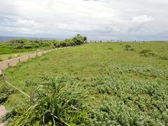 初日には予定していたビュースポット巡りがほとんどできなかったので、とりあえず一番行ってみたかった「万座毛」に行ってみることにしました。