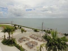 帰りも渋滞に巻き込まれて飛行機に乗り遅れると大変なので、早めに空港の近くまで戻り、「瀬長島ウミカジテラス」で時間を潰すことにしました。こちら側からだと分かりにくいですが、斜面に沿って小さな店舗が沢山並んでいます。