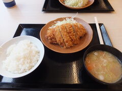 【かつや 朝ロースカツ定食（税込み486円）2016/07/03】

新宿へ義母、義姉を見送った帰りに、妻と寄りました。朝ロースカツ定食（税込み486円）を注文。
朝、とんかつを食べたのは初めてでした。美味しかった。
住所:〒192-0073　東京都八王子市明神町4-7-4 TEL : 042-660-5631 