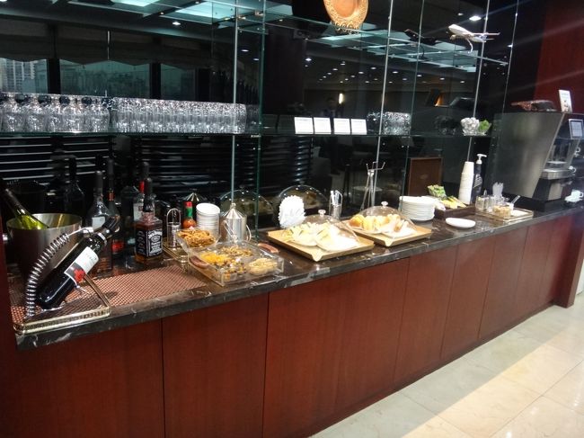 韓国・金浦国際空港 3F 『ASIANA Lounge』<br /><br />アシアナ航空の『アシアナラウンジ』のフード＆ドリンクコーナーの写真。