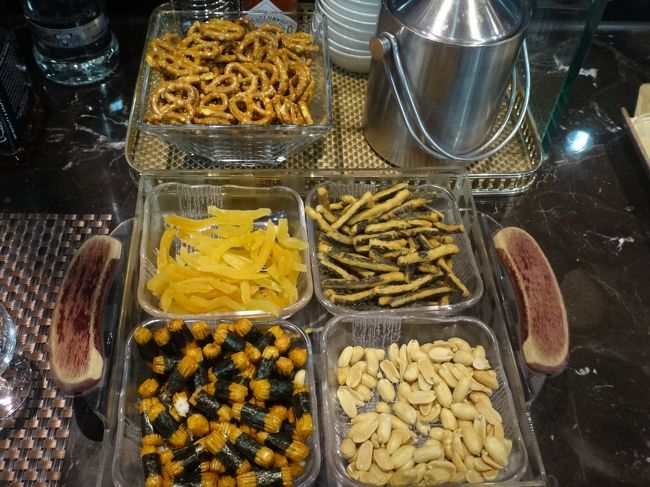 韓国・金浦国際空港 3F 『ASIANA Lounge』<br /><br />アシアナ航空の『アシアナラウンジ』のドリンクコーナーの写真。<br /><br />プレッツェル、ピーナッツ、あられ、ドライフルーツなどのおつまみ。
