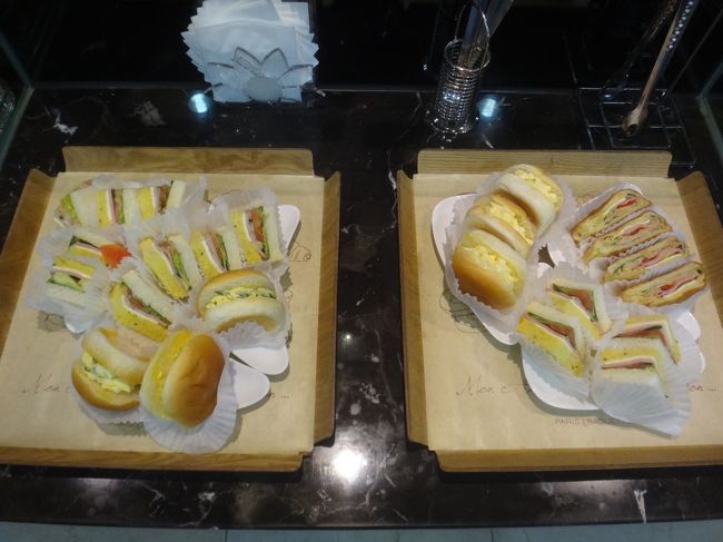 韓国・金浦国際空港 3F 『ASIANA Lounge』<br /><br />アシアナ航空の『アシアナラウンジ』のフードコーナーの写真。<br /><br />・ デラックスサンドイッチ<br />・ たまごサンドイッチ<br />・ ツナサンドイッチ<br />・ エルフィンあんパン<br /><br />「エルフィンあんパン」は、タイミングが悪かったのか提供されていませんでした。