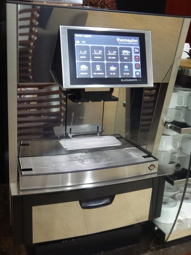 韓国・金浦国際空港 3F 『ASIANA Lounge』<br /><br />アシアナ航空の『アシアナラウンジ』のドリンクコーナーの写真。<br /><br />コーヒー＆エスプレッソマシーン。