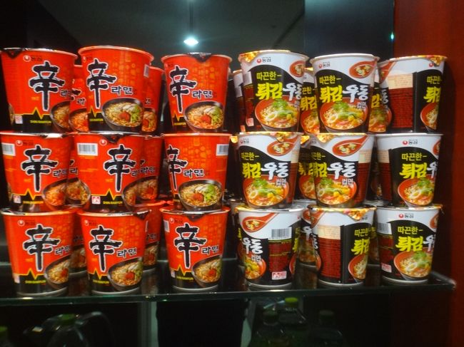 カップラーメン。<br /><br />写真左は、先ほどのラウンジにもあった「辛（シン）ラーメン」です。
