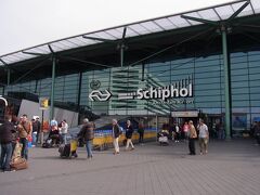 スキポール空港に到着。

なんだか懐かしい気分。
初めにこの空港に着いてから、もう2週間も経ったのですね。

来た時はあんなにわくわくしていたのに、帰る時はなんだか寂しい...。