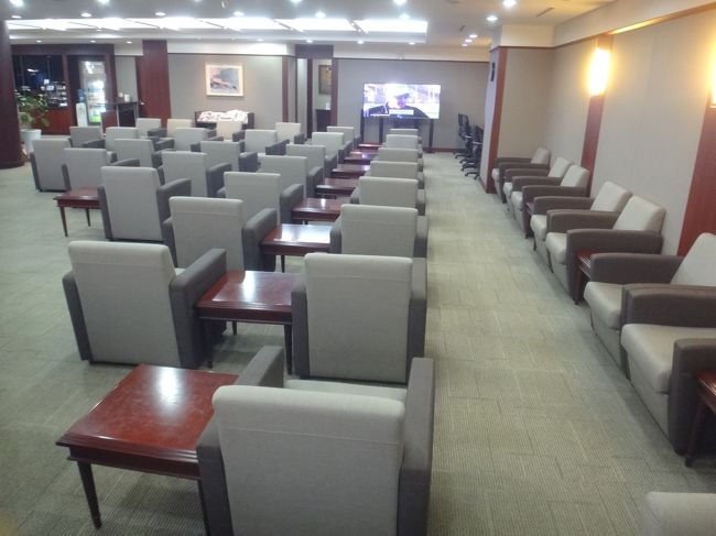 韓国・金浦国際空港 3F 『ASIANA Lounge』<br /><br />アシアナ航空の『アシアナラウンジ』内の写真。<br /><br />本当にガラガラで、私たちの独占状態でした (&#39;ω&#39;)ノ
