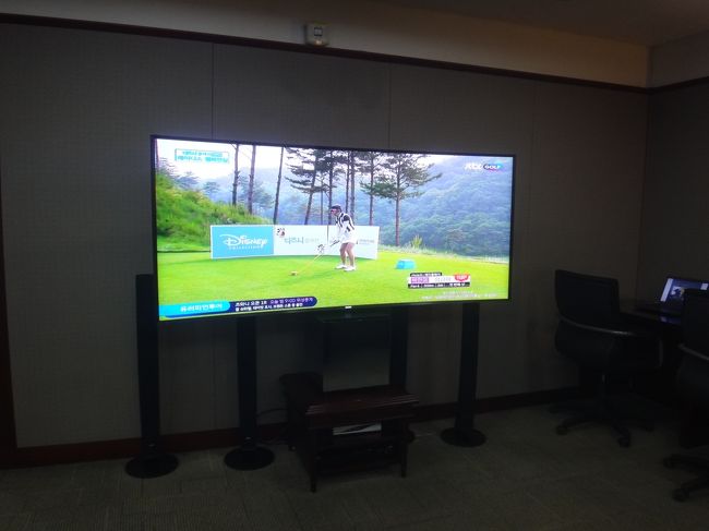 サムスン（SAMSUNG）製の82インチの超大型液晶テレビです。