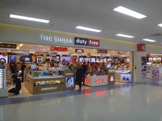 韓国・金浦国際空港 3F（出国後：免税フロア）<br /><br />最後にお買い物をしなくちゃ。<br />