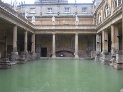 バースでは、まず「ローマ浴場博物館」を訪れました。広い浴場には、温泉が入っていました。