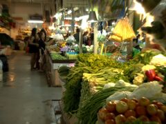 バンザーン生鮮市場に来てみました。

野菜売り場。