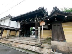 本願寺堺別院
堺市内最大の木造建築で｢北の御坊｣とも呼ばれ、現在の本堂は文政8年(1825年)に再建されたもので、明治4年(1871年)の廃藩置県後から10年間堺県庁として使用されていました。明治維新当初の堺県は旧天領地だけでしたが、明治2〜9年に河内県、丹南4県、奈良県などを合併して、近畿でも有数の大きな県になりました。広大な県域を有し独自の県政を行った堺県でしたが、政府の大阪府域拡大の方針で明治14年(1881年)に県域を府に併合され、その歴史に幕を降ろしました。堺県の廃止後、境内地と建物は浄土真宗本願寺派へ返還され現在に至っていますが、堺県庁跡として府指定の史跡となっています。
http://www.sakai-tcb.or.jp/spot/spot.php?id=146